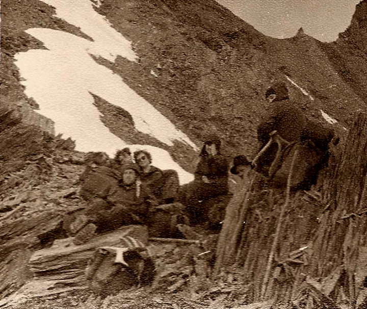 Группа на перевале Северного-Чуйского хребта в верьхове р. Юнгур