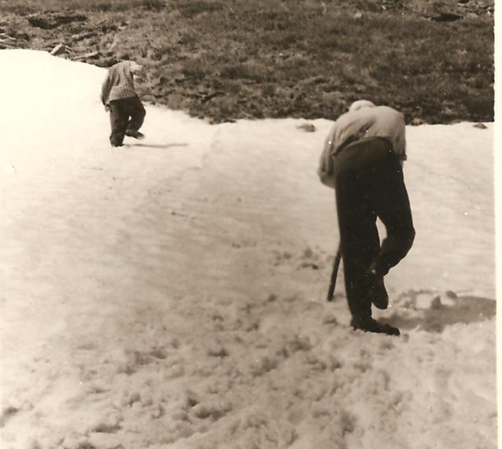 Маша и Валя Ставицкий на снежном горном восхождении