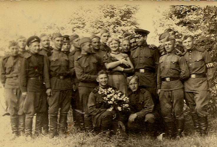Людила Касаткина с олененком в руках среди группы танкистов